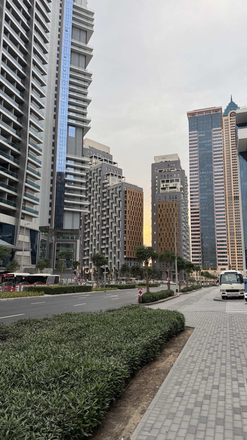 Pohled na ulici před hotelem